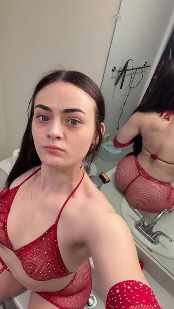 Avery, 22  female escort, Portland